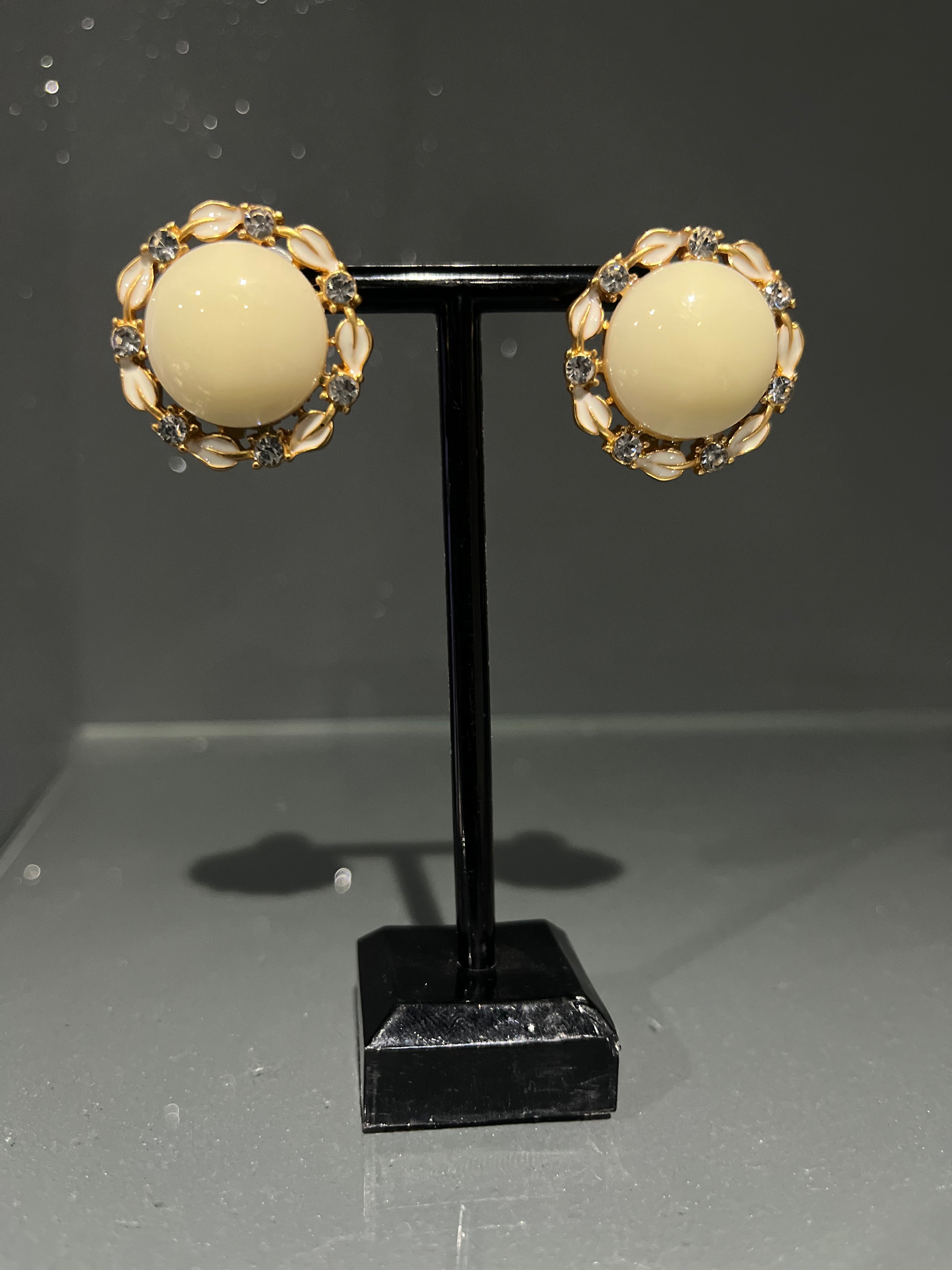 Vintage White & Beige EarClip Earring